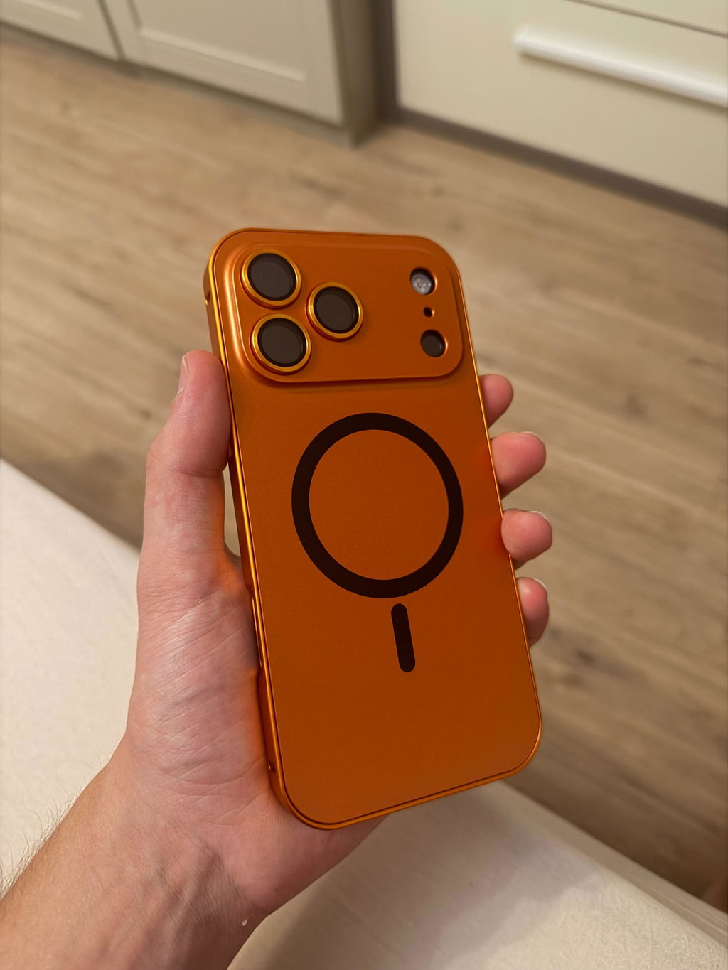 Foto de Camille con funda metálica naranja