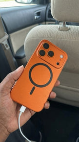 Funda metálica naranja para iPhone en uso