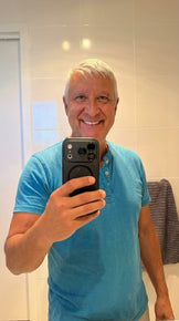 Cliente usando una funda metálica negra para iPhone