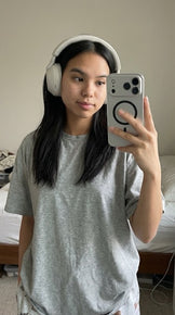 Cliente mostrando una funda metálica plateada para iPhone