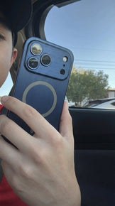 Funda metálica azul para iPhone en uso cotidiano