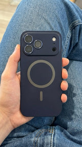 Detalle de una funda metálica negra para iPhone