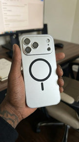 Funda metálica clara para iPhone en un escritorio