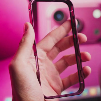 Forro metálico para iPhone con protección para la cámara